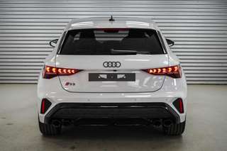 Schräge Frontansicht auf einen Audi S3 , freigestellt