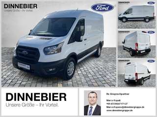 Schräge Frontansicht auf einen Ford Transit , freigestellt