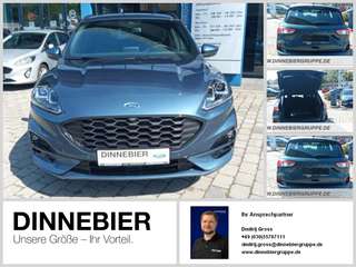Schräge Frontansicht auf einen Ford Kuga , freigestellt
