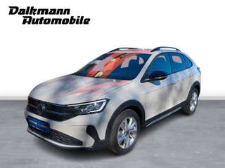 Schräge Frontansicht auf einen Volkswagen Taigo , freigestellt