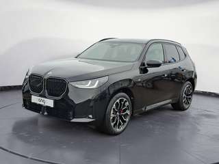 Schräge Frontansicht auf einen BMW X3 , freigestellt