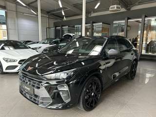 Schräge Frontansicht auf einen CUPRA Terramar , freigestellt