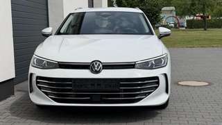 Schräge Frontansicht auf einen Volkswagen Passat , freigestellt