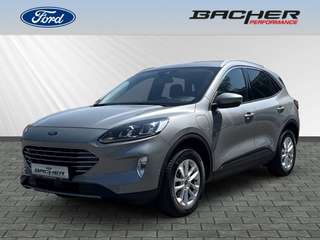 Schräge Frontansicht auf einen Ford Kuga , freigestellt