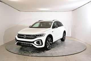 Schräge Frontansicht auf einen Volkswagen T-Roc , freigestellt