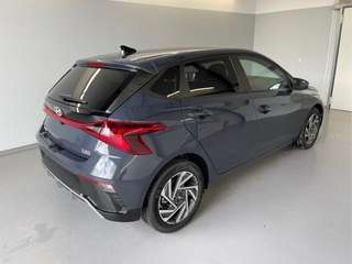 Schräge Frontansicht auf einen Hyundai i20 , freigestellt