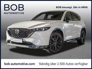 Schräge Frontansicht auf einen Mazda CX-5 , freigestellt