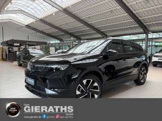 Schräge Frontansicht auf einen Opel Grandland X , freigestellt