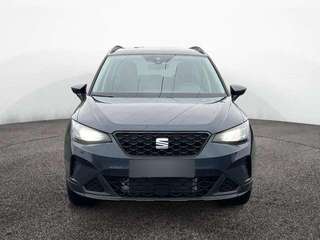 Schräge Frontansicht auf einen SEAT Arona , freigestellt