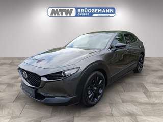 Schräge Frontansicht auf einen Mazda CX-30 , freigestellt