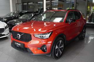 Schräge Frontansicht auf einen Volvo XC40 , freigestellt