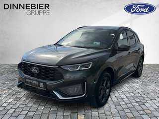 Schräge Frontansicht auf einen Ford Kuga , freigestellt