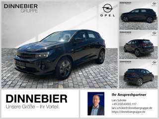 Schräge Frontansicht auf einen Opel Grandland X , freigestellt