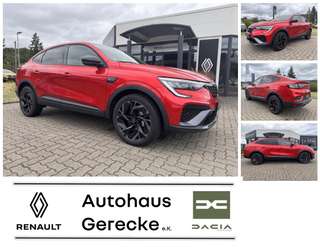 Schräge Frontansicht auf einen Renault Arkana , freigestellt
