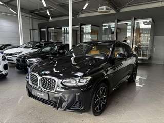 Schräge Frontansicht auf einen BMW X4 , freigestellt