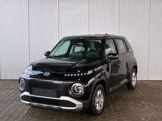 Schräge Frontansicht auf einen Hyundai Inster , freigestellt