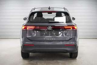 Schräge Frontansicht auf einen Volkswagen Tiguan , freigestellt