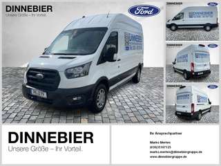Schräge Frontansicht auf einen Ford Transit , freigestellt