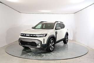 Schräge Frontansicht auf einen Dacia Duster , freigestellt