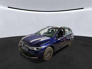 Schräge Frontansicht auf einen Volkswagen Golf , freigestellt