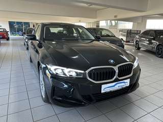 Schräge Frontansicht auf einen BMW 3er-Reihe , freigestellt