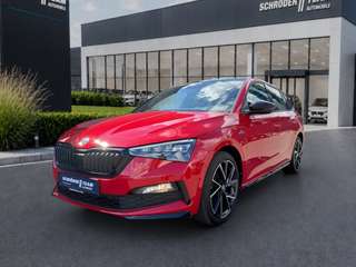 Schräge Frontansicht auf einen Skoda Scala , freigestellt