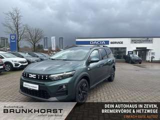 Schräge Frontansicht auf einen Dacia Jogger , freigestellt