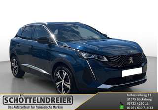 Schräge Frontansicht auf einen Peugeot 3008 , freigestellt