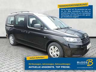 Schräge Frontansicht auf einen Volkswagen Caddy , freigestellt