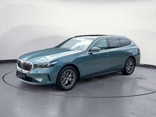 Schräge Frontansicht auf einen BMW 5er-Reihe , freigestellt