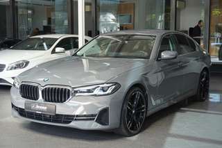 Schräge Frontansicht auf einen BMW 5er-Reihe , freigestellt