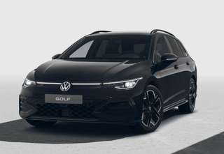 Schräge Frontansicht auf einen Volkswagen Golf , freigestellt