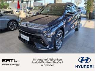 Schräge Frontansicht auf einen Hyundai Kona , freigestellt