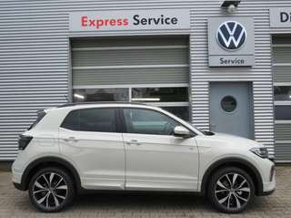 Schräge Frontansicht auf einen Volkswagen T-Cross , freigestellt
