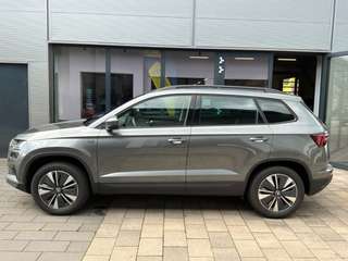 Schräge Frontansicht auf einen Skoda Karoq , freigestellt