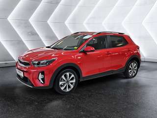 Schräge Frontansicht auf einen Kia Stonic , freigestellt