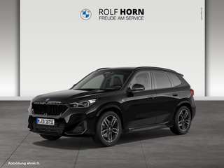 Schräge Frontansicht auf einen BMW iX1 , freigestellt