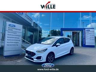 Schräge Frontansicht auf einen Ford Fiesta , freigestellt
