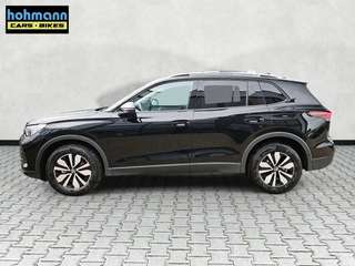 Schräge Frontansicht auf einen Volkswagen Tiguan , freigestellt