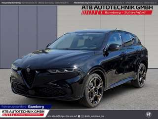 Schräge Frontansicht auf einen Alfa Romeo Tonale , freigestellt