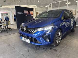 Schräge Frontansicht auf einen Renault Clio , freigestellt