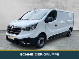 Schräge Frontansicht auf einen Renault Trafic , freigestellt