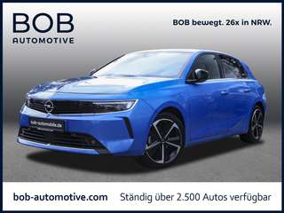 Schräge Frontansicht auf einen Opel Astra , freigestellt