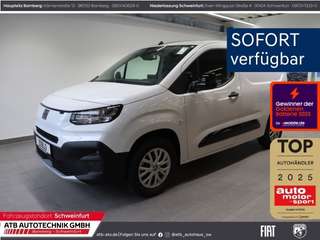 Schräge Frontansicht auf einen Fiat Doblò , freigestellt