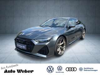 Schräge Frontansicht auf einen Audi RS7 , freigestellt