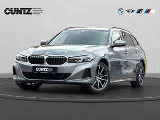 Schräge Frontansicht auf einen BMW 3er-Reihe , freigestellt