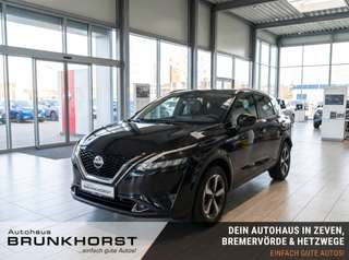 Schräge Frontansicht auf einen Nissan Qashqai , freigestellt