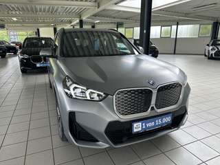 Schräge Frontansicht auf einen BMW iX1 , freigestellt