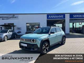 Schräge Frontansicht auf einen Renault 4 E-TECH , freigestellt