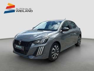 Schräge Frontansicht auf einen Peugeot 208 , freigestellt